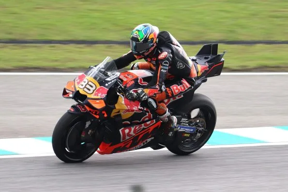 Brad Binder, number 33, riding his Red Bull KTM Factory Racing machine at the 2025 Malaysian motorcycle Grand Prix.