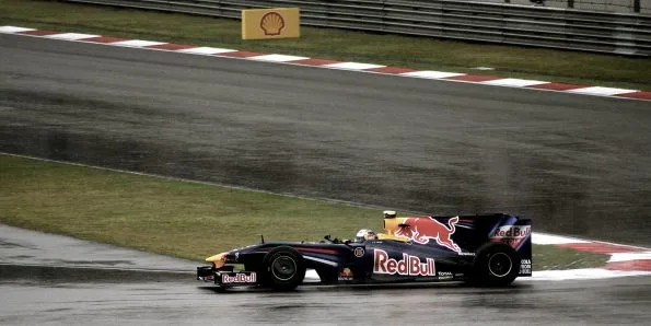 A Red Bull Formula 1 car on a wet track at the 2009 Chinese Grand Prix