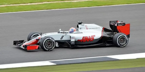 Romain Grosjean driving the Haas VF-16 in grey and red at the 2016 British Grand Prix