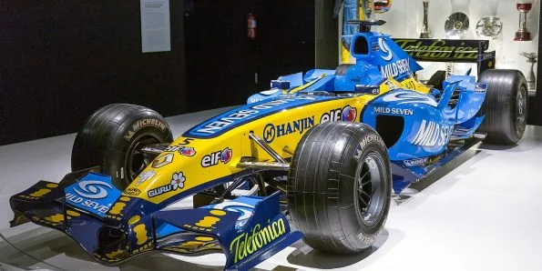 Renault R25 in blue and yellow, front three-quarter view on museum display