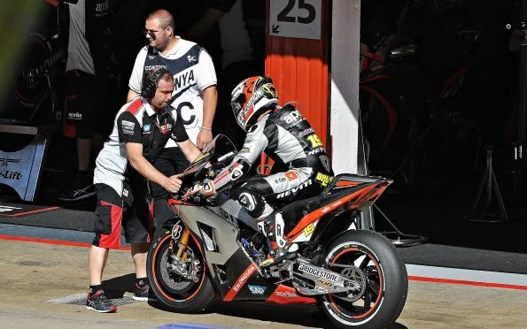 BK8 Gresini Racing Álvaro Bautista racing on Aprilia machinery during the team's premier class development years.