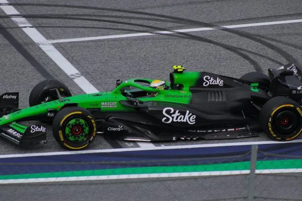 Gabriel Bortoleto in the green and black Kick Sauber, number 5, on track in Austria.
