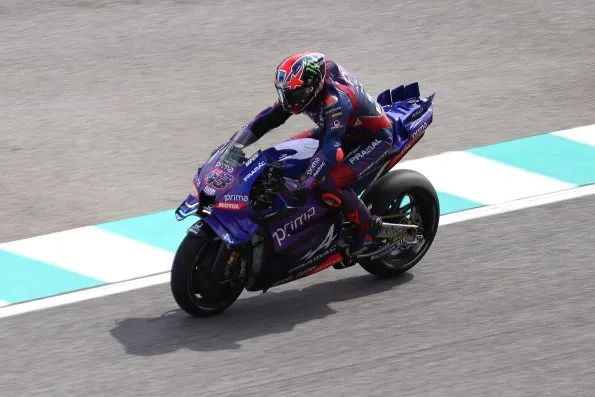 Jack Miller riding his purple and blue Prima Pramac Yamaha at the 2025 Malaysian motorcycle Grand Prix.