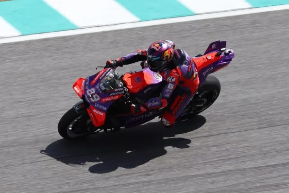 Jorge Martín cornering his purple and red Prima Pramac Ducati, number 89, at the Malaysian Grand Prix.