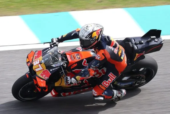 Pedro Acosta leaning his orange Red Bull KTM Factory Racing machine through a corner at the 2025 Malaysian motorcycle Grand Prix.