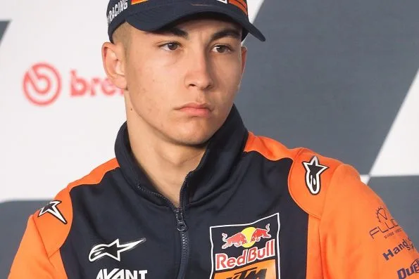 Raúl Fernández in Red Bull KTM Ajo team clothing at the qualifying press conference for the 2021 Algarve Grand Prix.