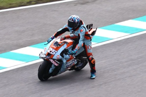 Raúl Fernández riding his Trackhouse Racing Aprilia through a corner at the 2025 Malaysian motorcycle Grand Prix.